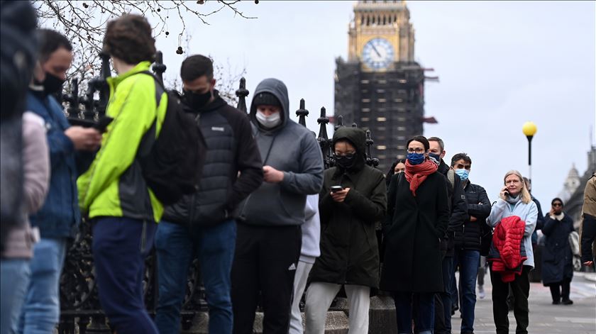 Reino Unido regista recorde de casos pelo terceiro dia consecutivo