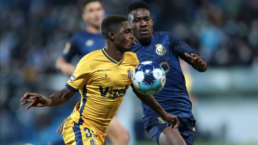 Kouao e Zaidu durante o Vizela - Fc Porto. Foto: Manuel Fernando Araujo/EPA