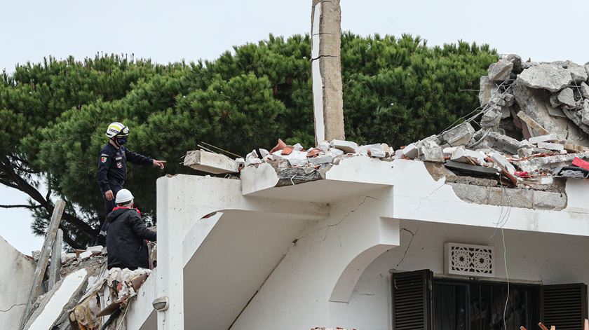 Bombeiros, INEM e polícia acorreram ao local. Foto: Luís Forra/Lusa