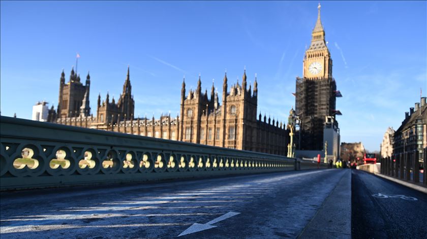 Ponte de Westminster encerrada depois de homem ser esfaqueado Ponte de Westminster encerrada depois de homem ser esfaqueado