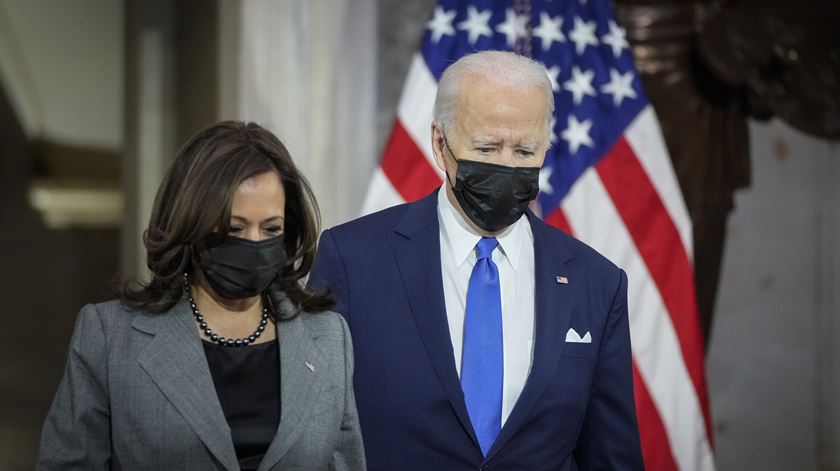 Kamala Harris e Joe Biden no aniversário do ataque ao Capitólio. Foto: Drew Angerer/EPA