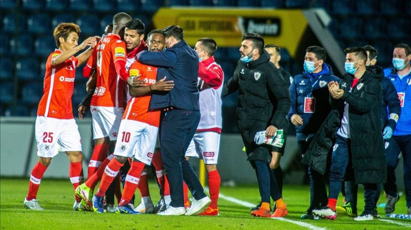 Jogadores do Santa Clara festejam golo de Lincoln Foto: Eduardo Costa/Lusa