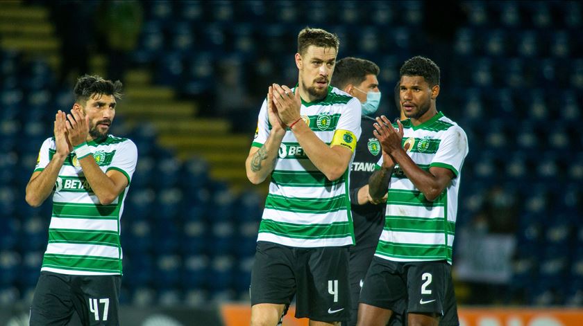 Jogadores do Sporting agradecem apoio dos adeptos em São Miguel Foto: Eduardo Costa/Lusa