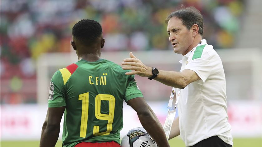 Toni Conceição orienta a seleção anfitriã dos Camarões. Foto: Gavin Barker/EPA