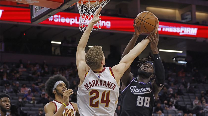 Neemias Queta voltou a pontuar num jogo em que somou minutos valiosos. Foto: John G. Mabanglo/EPA