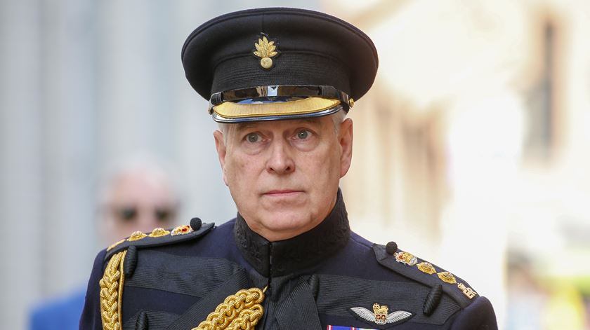 ​Príncipe André abdica do título de Duque de Iorque após "conversa com o rei"