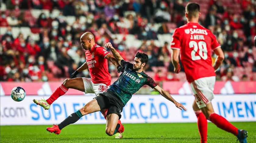 Joao Mário, Benfica, e Fábio Pacheco, Moreirense. Foto: José Sena Goulão/Lusa