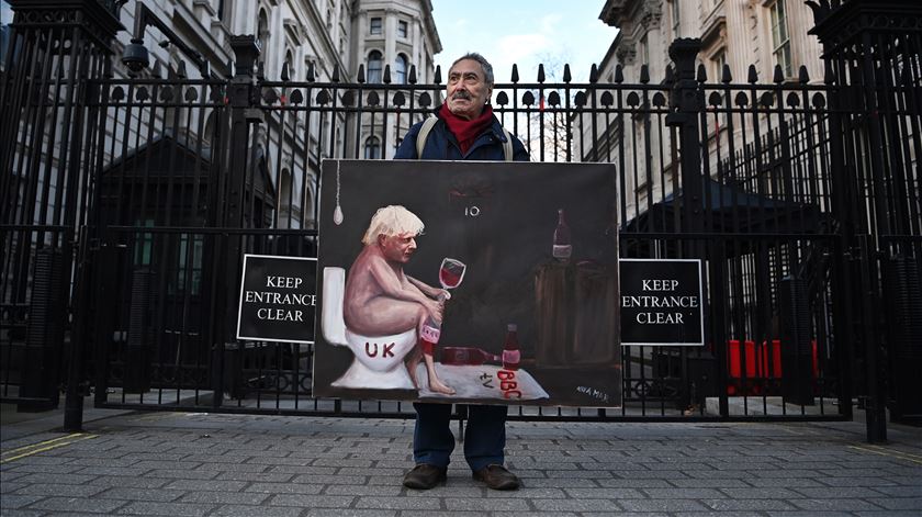 Boris Johnson finca pé e recusa demitir-se apesar insatisfação no partido