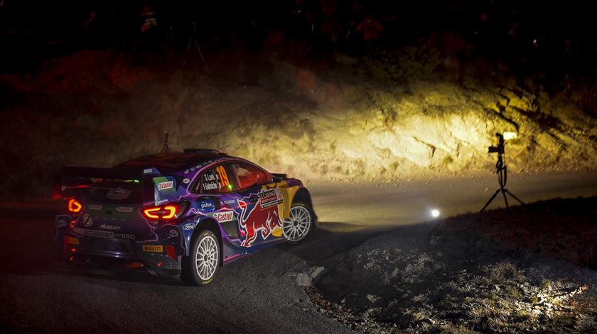 Sébastien Loeb esteve na luta pela vitória desde a primeira classificativa Foto: EPA Sébastien Loeb esteve na luta pela vitória desde a primeira classificativa Foto: EPA