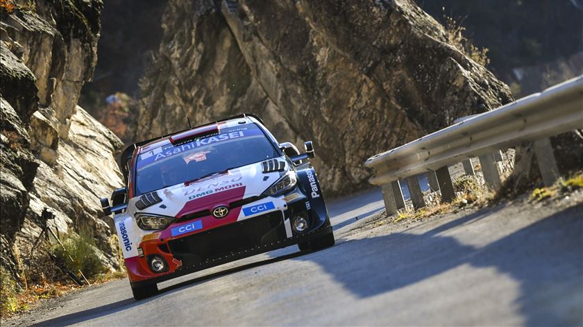 Um furo tirou a vitória a Ogier no Rali de Monte Carlo Foto: EPA Um furo tirou a vitória a Ogier no Rali de Monte Carlo Foto: EPA