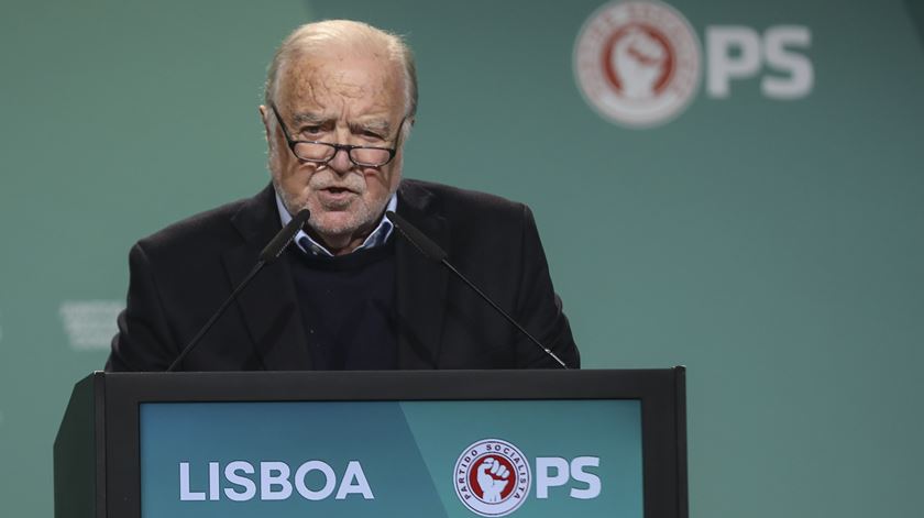 Manuel Alegre presidente honorário do PS por proposta de Pedro Nuno e Carlos César