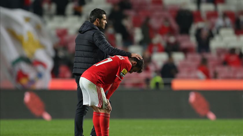 Nélson Veríssimo continua no Benfica. Rui Costa "quis dizer umas palavras no balneário"