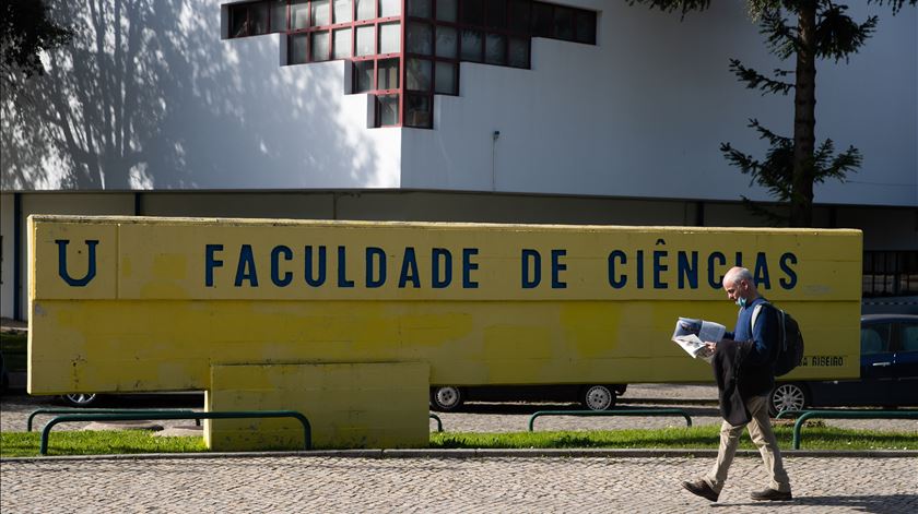 Libertado jovem que planeou ataque a faculdade de Lisboa