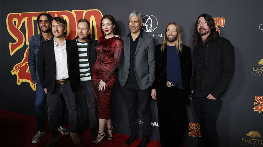 Taylor Hawkins e Dave Grohl na estreia do filme Studio 666. Foto: Caroline Brehman/EPA