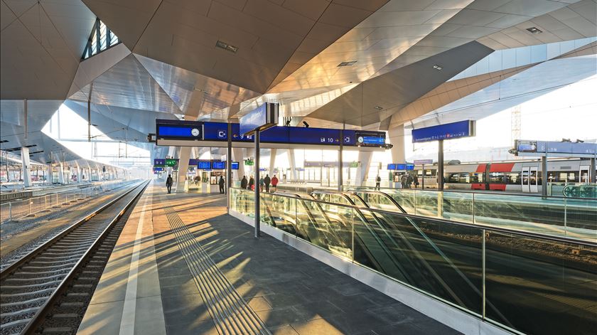 Viena. Estação de comboios reaberta após evacuação por "ameaça"