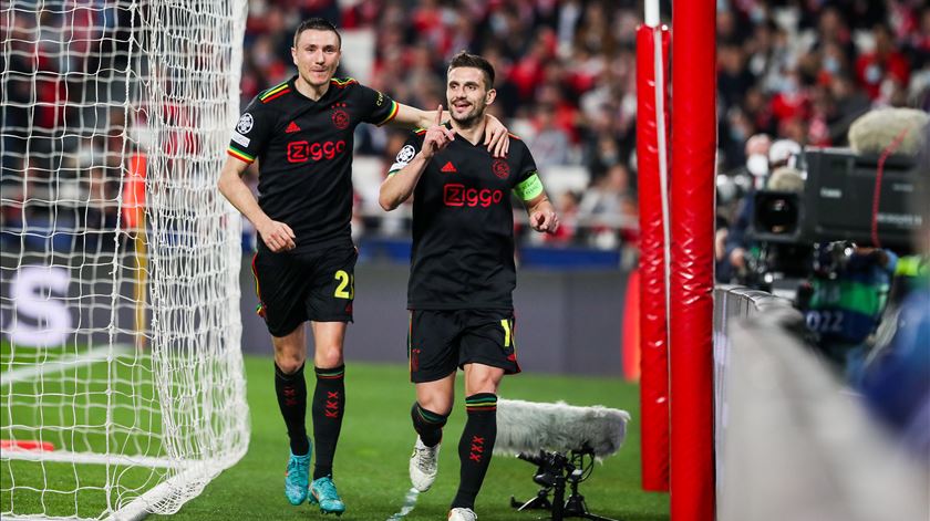 Dusan Tadic marcou pelo Ajax ao Benfica. Foto: José Sena Goulão/EPA