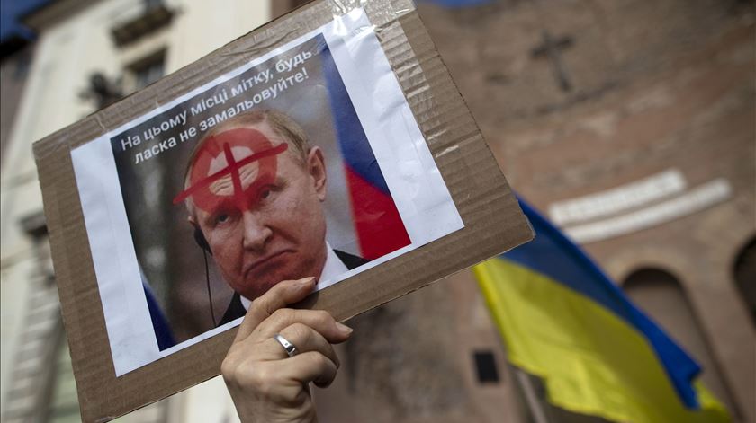 Putin ordena alerta máximo para forças nucleares
