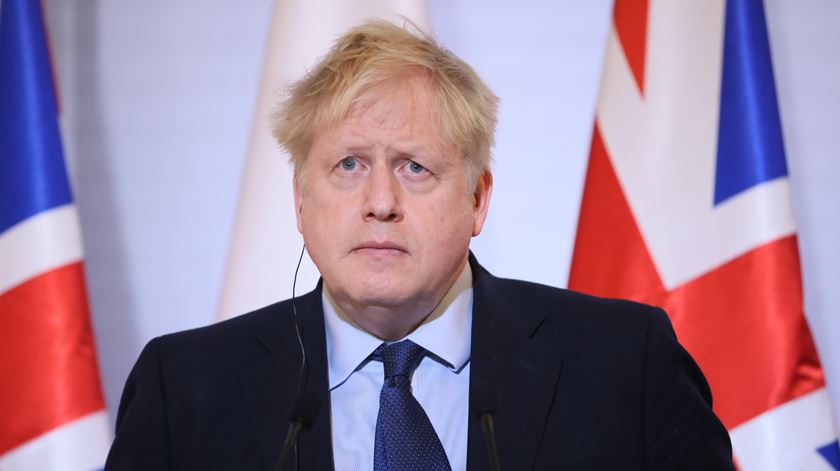 Boris Johnson vence moção de confiança e continua primeiro-ministro