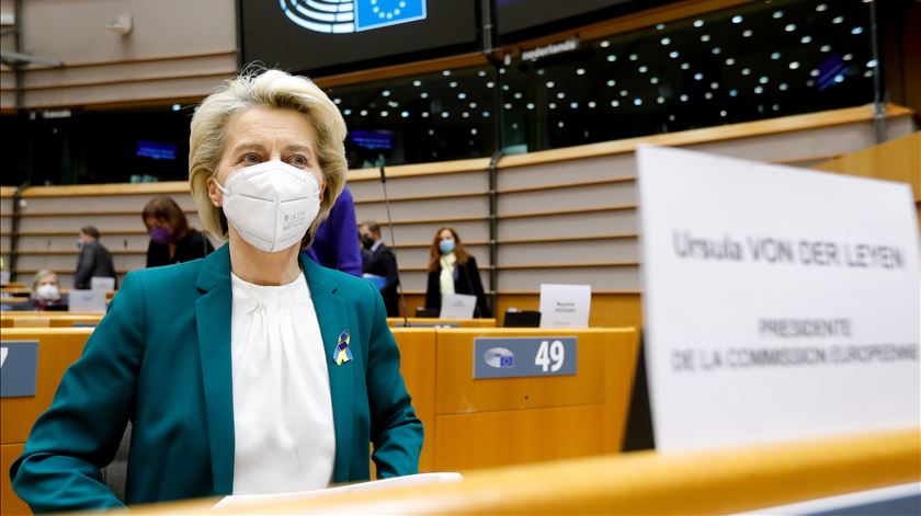 Parlamento Europeu exige fim dos passaportes dourados e controlo dos vistos gold