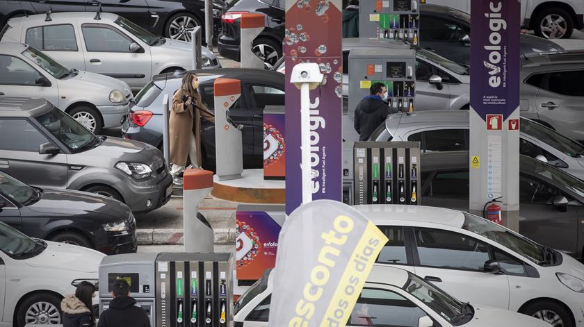 DECO quer que Governo reduza imposto sobre os combustíveis