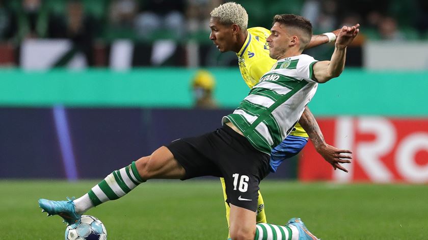 Ruben Vinagre e Anthony durante o Sporting - Arouca. Foto: Tiago Petinga/EPA