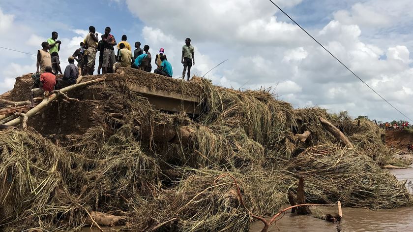 ciclone Gombe destrói ponte em Nampula Moçambique - março 2022. Foto: Andre Catueira/EPA