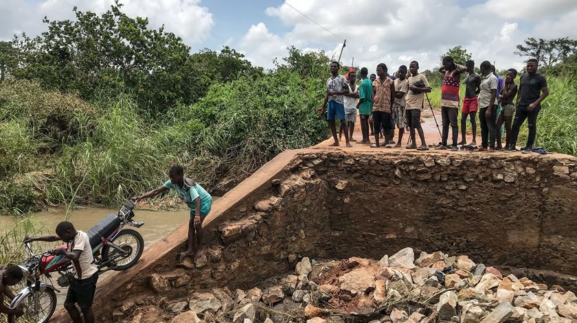 ciclone Gombe destrói ponte em Nampula Moçambique - março 2022. Foto: Andre Catueira/EPA