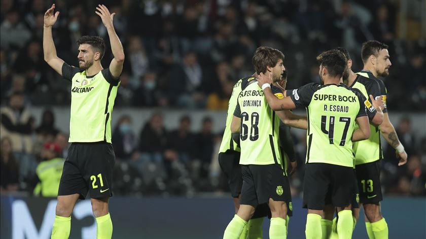 Paulinho marca pelo Sporting em Guimarães. Foto: Manuel Fernando Araújo/Lusa