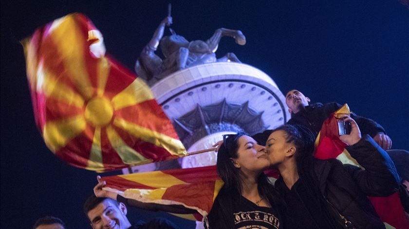 Adeptos da Macedónia do Norte festejam a histórica vitória sobre a Itália. Foto: Georgi Licovski/EPA