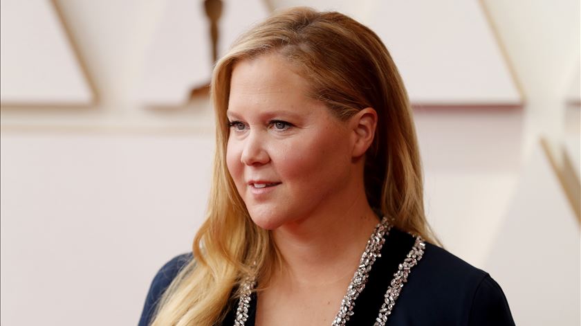 Atriz Amy Schumer revela ter síndrome de Cushing. Que doença é esta?