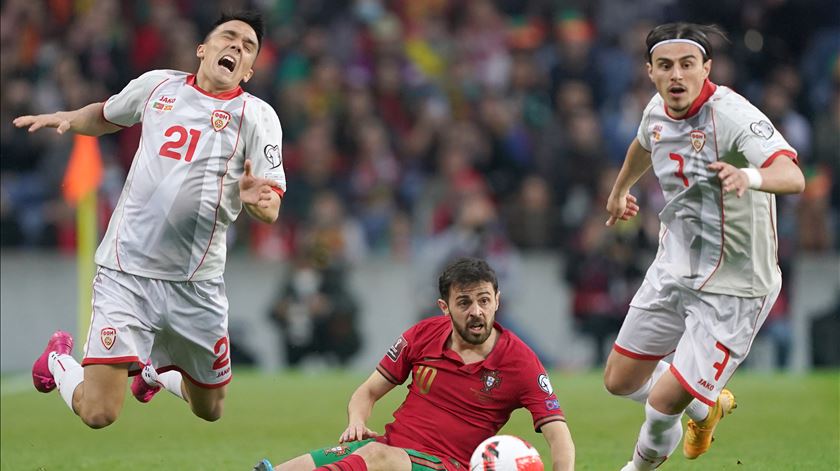 Bernardo Silva entre Tihomir Kostadinov (e) e Eljif ElmasPortugal (d). Foto: Hugo Delgado/Lusa