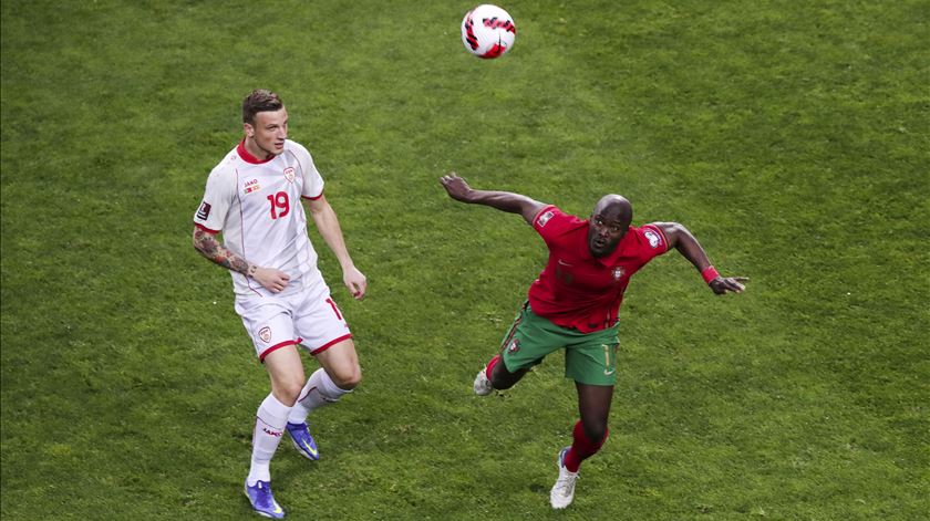 Danilo e Ristovski, um duelo que o português venceu claramente. Foto: Estela Silva/Lusa