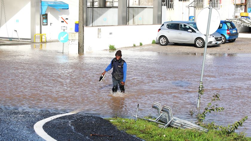 Rio Lena transborda em Leiria e deixa em risco habitações