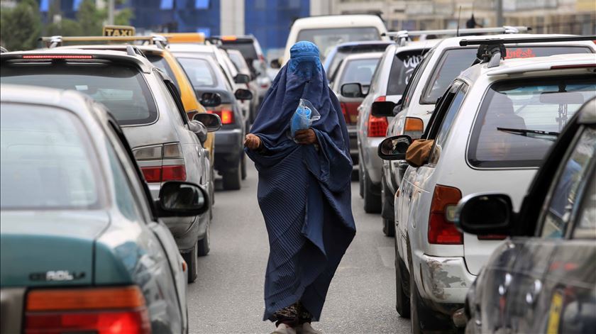 Mulheres no Afeganistão obrigadas a usar burca em público