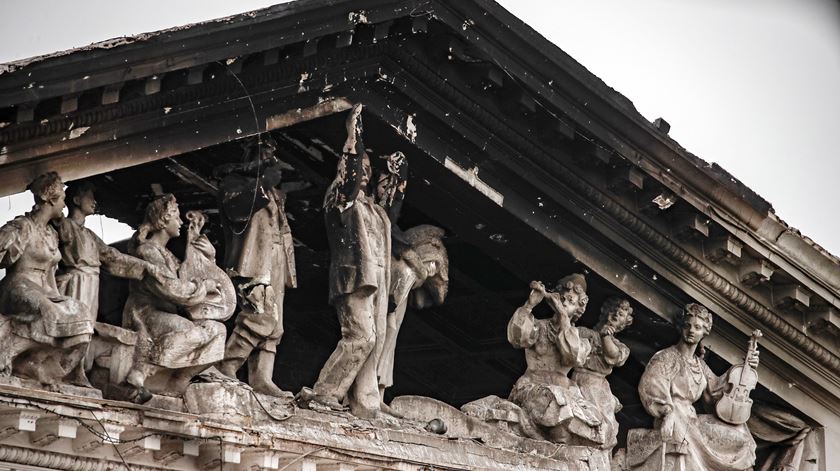 Rússia bombardeia um teatro, que servia de abrigo, na cidade portuária do sul de Mariupol. Foto: Sergei Ilnitsky/EPA