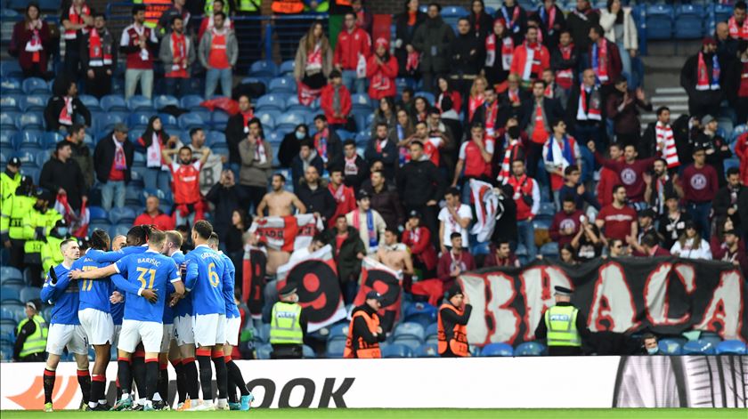Braga reduzido a nove perde em Glasgow e diz adeus à Liga Europa