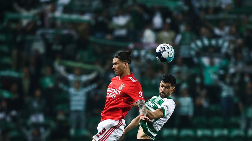 Sporting vs Benfica, Luís Neto contra Darwin Nunez (17/04/2022). Foto: Tiago Petinga/EPA