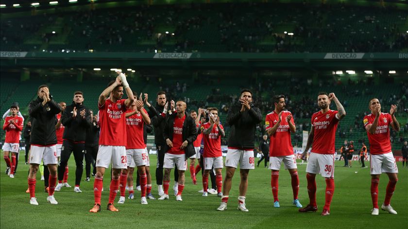 Jogadores do Benfica festejam triunfo de Alvalade contra o Sporting. Foto: Tiago Petinga/EPA