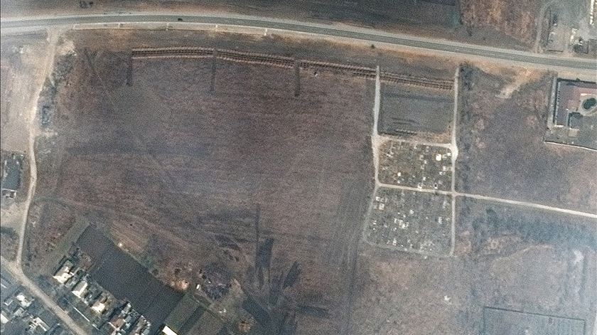 Valas comuns em Manhush, arredores de Mariupol. Clique para a direita para ver a evolução entre os dias 23 e 26 de março de 2022. Foto: Maxar Technologies Handout/EPA