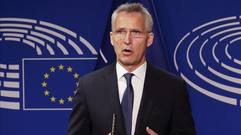 Jens Stoltenberg, secretário-geral da NATO, no Parlamento Europeu (28/04/2022). Foto: Olivier Hoslet/EPA