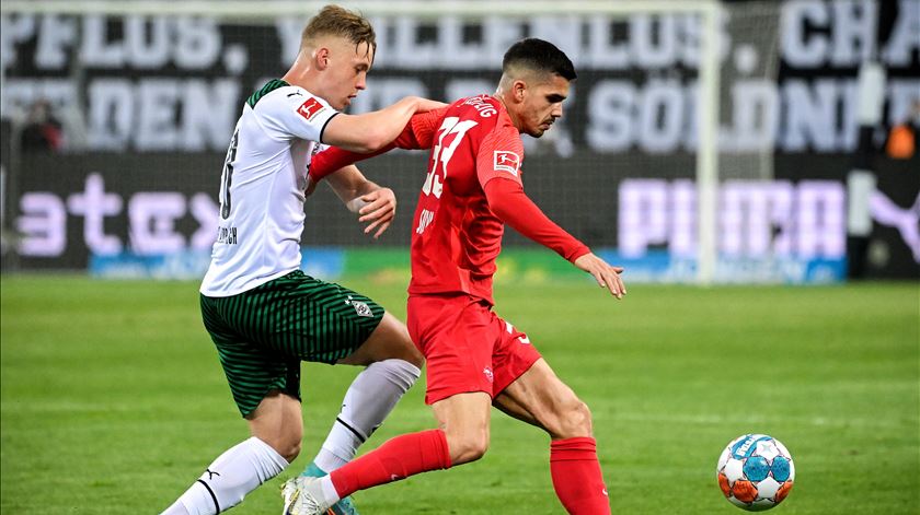 André Silva assiste, mas Leipzig perde e complica Champions