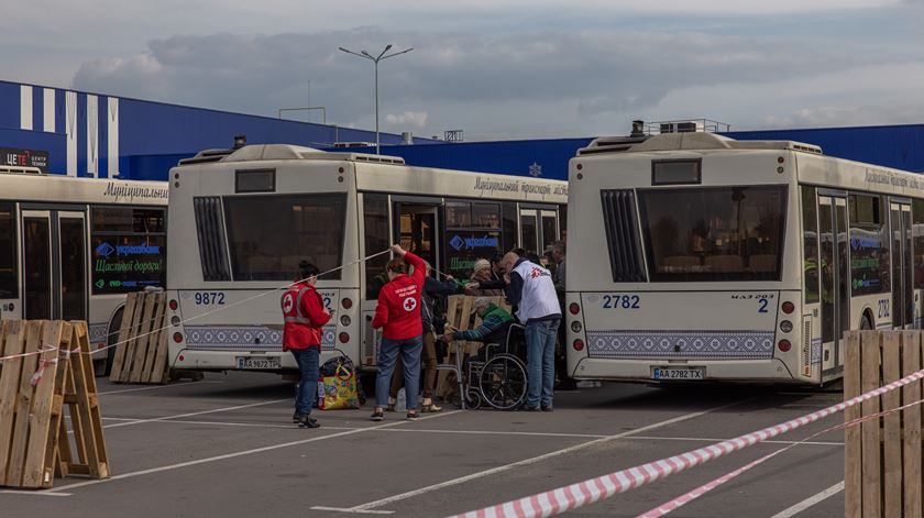 guerra na Ucrânia - pessoas retiradas de Azovstal e Mariupol Foto: Roman Pilipey/EPA