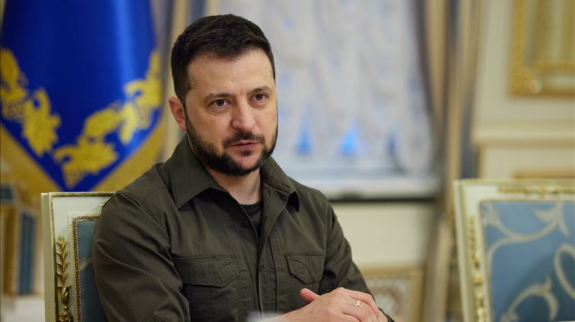 Presidente da Ucrânia, Zelensky, numa reunião com MNEs da Letónia, Lituânia e Estónia  (06/05/2022) Foto: Serviço de imprensa da Presidência ucraniana/EPA