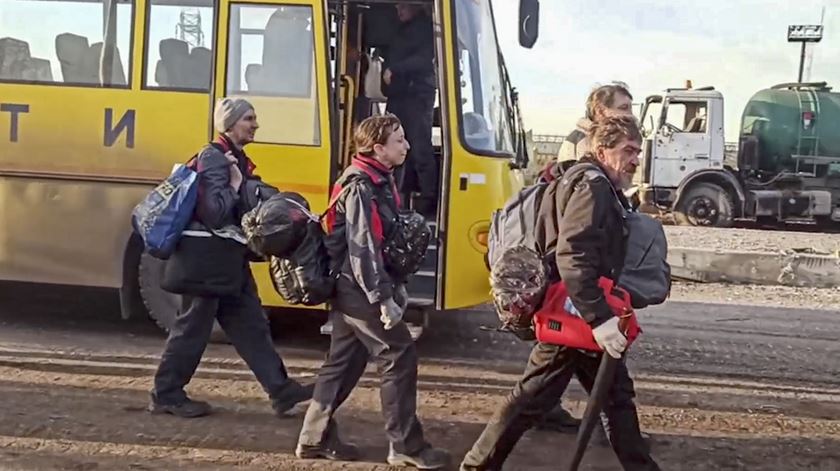 guerra na Ucrânia - operação de retirada de civis de Azovstal em Mariupol Foto: Ministério da Defesa da Rússia/EPA