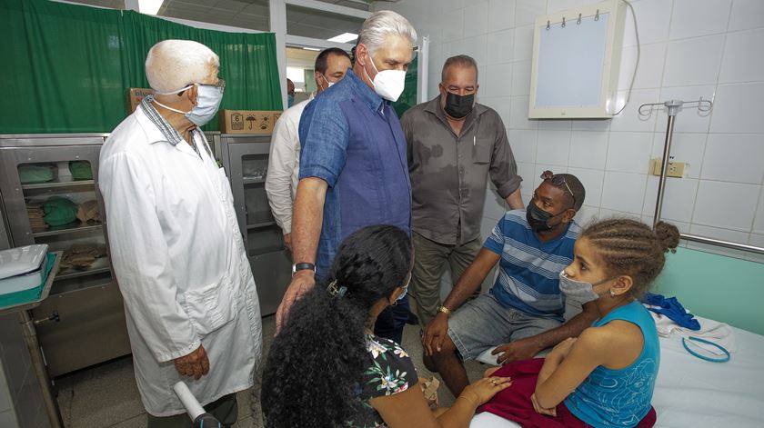 Presidente cubano, Miguel Diaz Canel, visita feridos da explosão. Foto: Alejandro Azcuy Handout/EPA