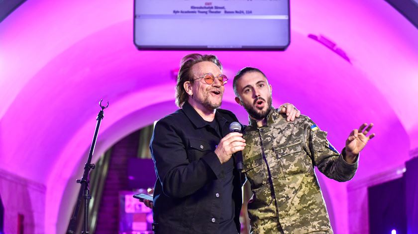 U2 lançam novas músicas que incluem críticas a Putin e ao ICE