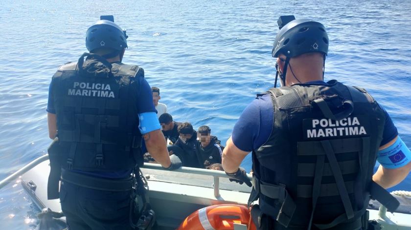 Polícia Marítima resgata 18 migrantes ao largo da ilha de Lesbos na Grécia