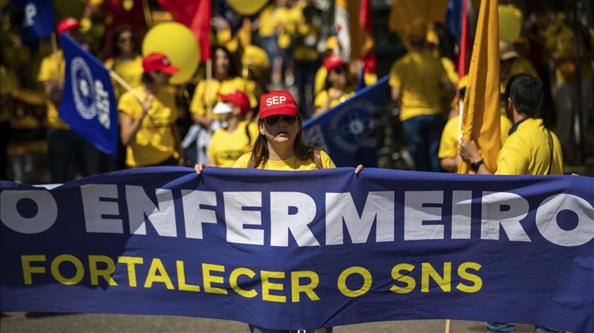 Enfermeiros entregam postais no Ministério da Saúde a exigir a imediata progressão na carreira