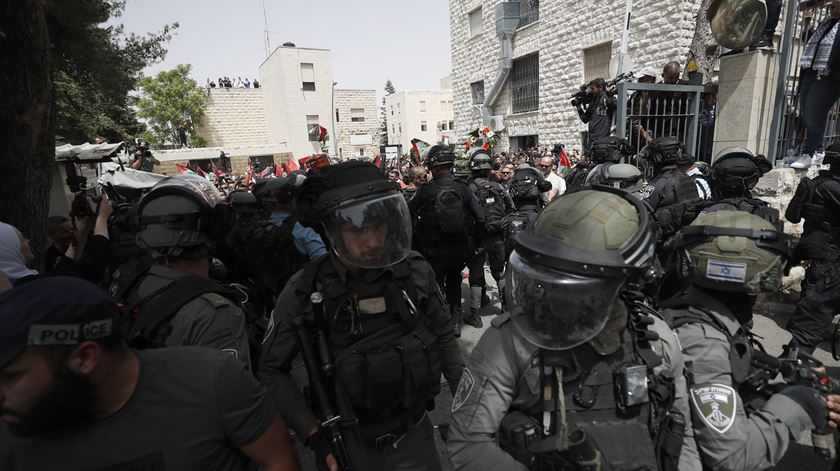 Polícia israelita durante as cerimónias fúnebres da jornalista Shireen Abu Akleh Foto: Atef Safadi/EPA