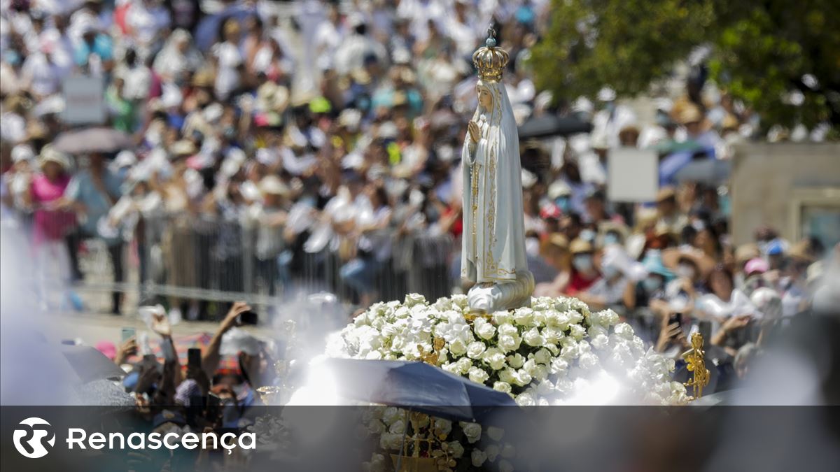 13 de Maio. Milhares de pessoas agitam lenços brancos na Procissão do Adeus  em Fátima - Renascença V+